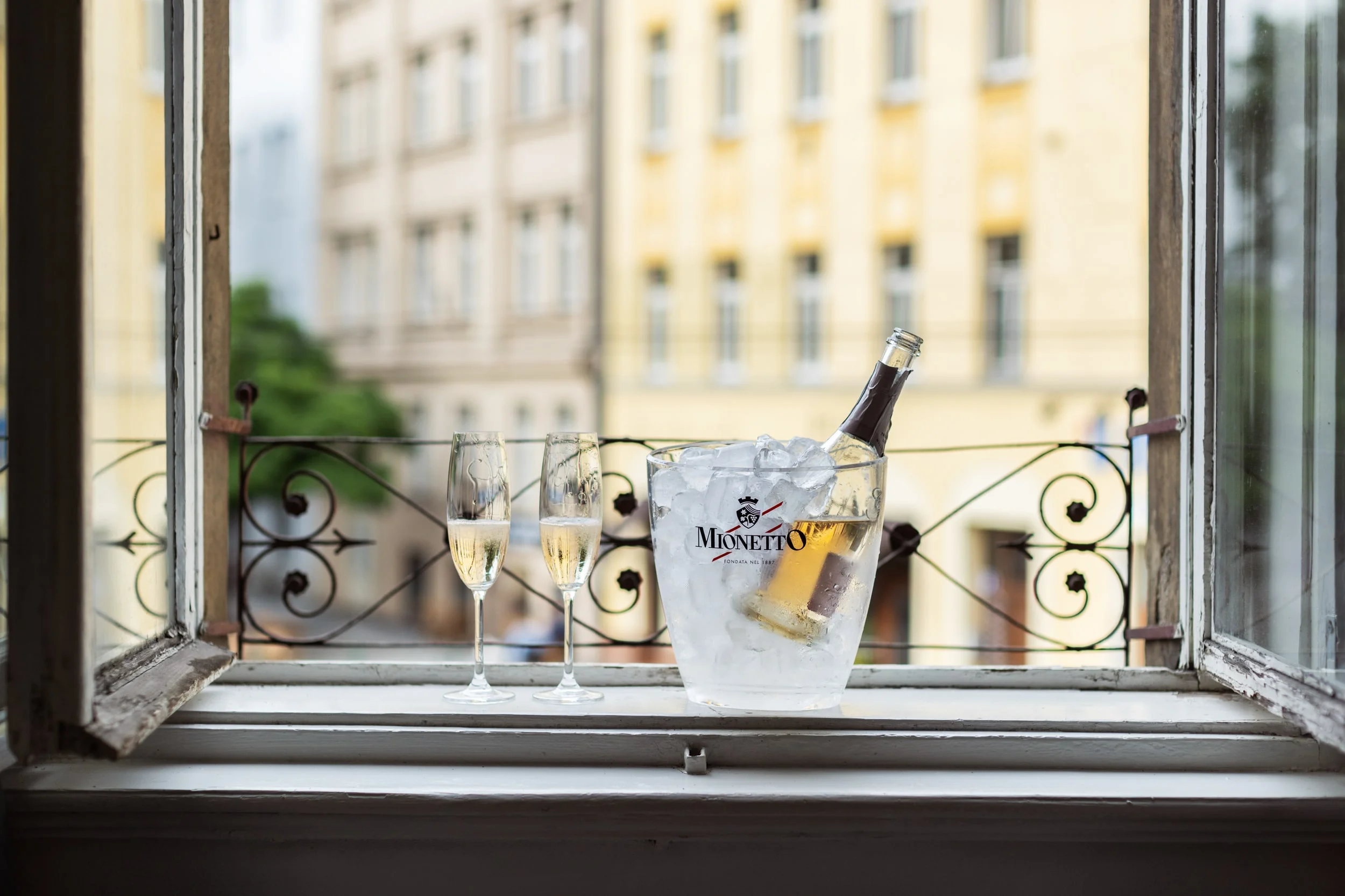 Výhled z okna a prosecco